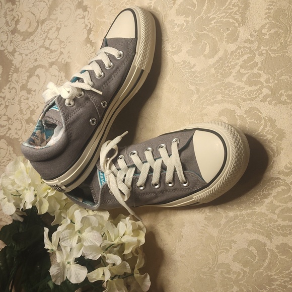 NWOT Women's all-star Converse Gray low top sneakers - Picture 2 of 8